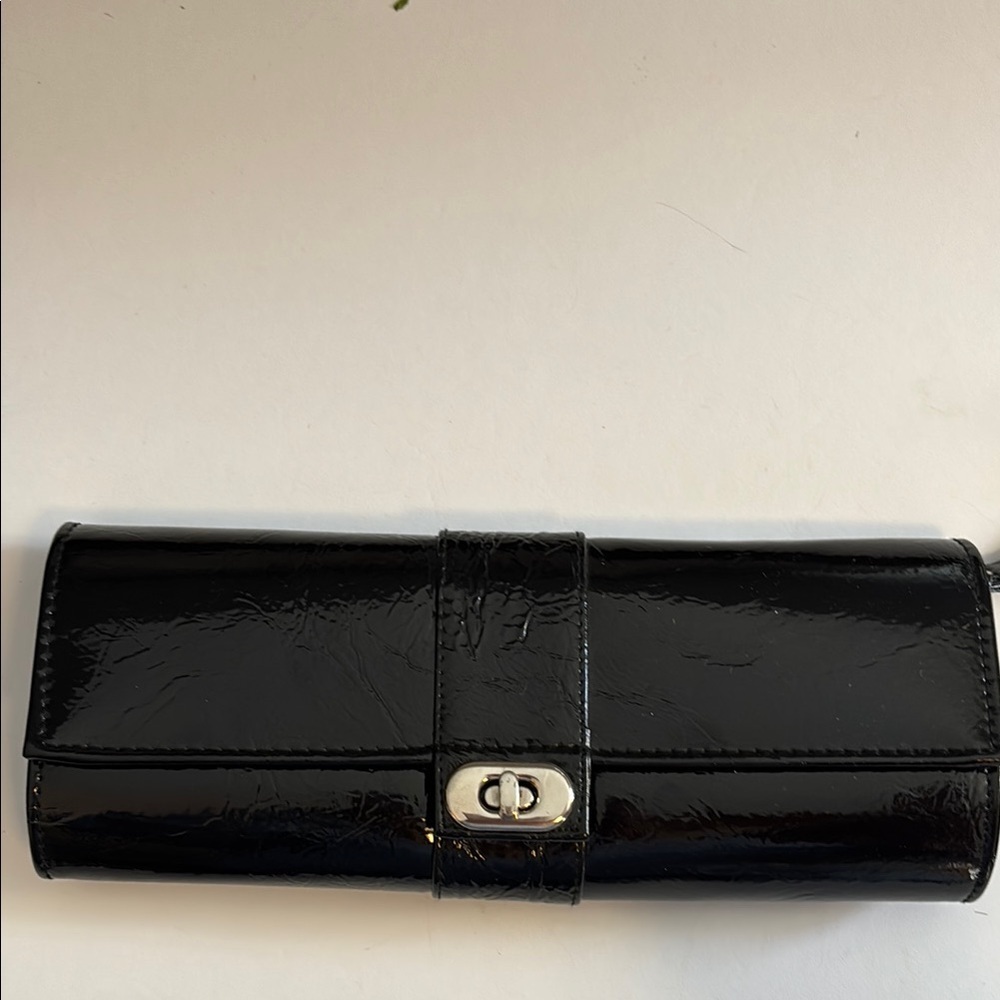 BLACK PATENT LEATHER CLUTCH/WRISTLET/CROSSBODY..ENVELOPE STLYE..
SILVER HARDWARE